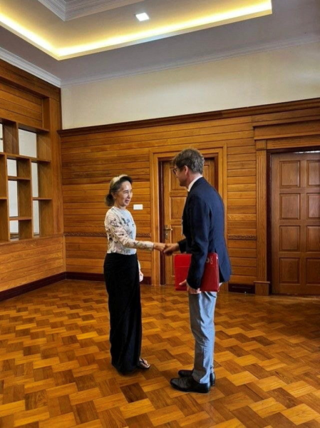 Аун Сан Сү Чи Улаан загалмай нийгэмлэгийн төлөөлөгчтэй уулзжээ