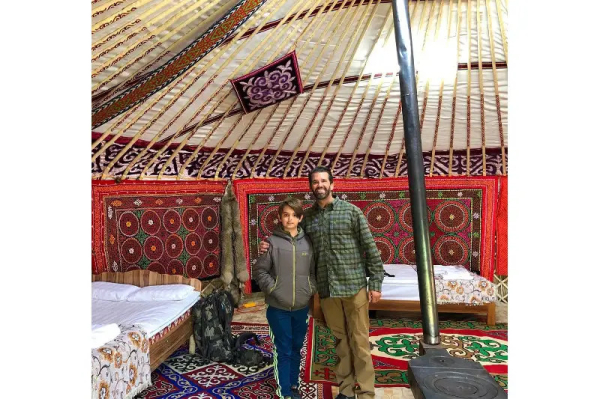 Билл Гейтс Баян-Өлгий аймагт ирж, “Гурван тэмээ” баазад хоёр хоног байрлан байгаль үзэж, бүргэдийн ан, нутгийн ахуйтай танилцаад буцжээ