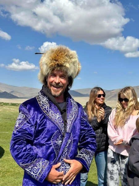 Билл Гейтс Баян-Өлгий аймагт ирж, “Гурван тэмээ” баазад хоёр хоног байрлан байгаль үзэж, бүргэдийн ан, нутгийн ахуйтай танилцаад буцжээ