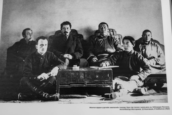 Д.Нацагдоржийн ховор гар бичмэл, эд өлгийн зүйлс бүхий тусгай үзэсгэлэнг нээлээ