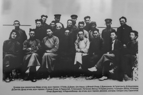 Д.Нацагдоржийн ховор гар бичмэл, эд өлгийн зүйлс бүхий тусгай үзэсгэлэнг нээлээ