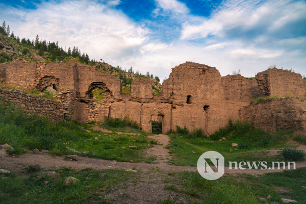 Фото: Зөөлөн эгшиглэнт Манзуширын зөн гэгээрлийн хийд Фото: Зөөлөн эгшиглэнт Манзуширын зөн гэгээрлийн хийд