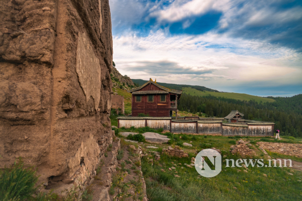 Фото: Зөөлөн эгшиглэнт Манзуширын зөн гэгээрлийн хийд Фото: Зөөлөн эгшиглэнт Манзуширын зөн гэгээрлийн хийд