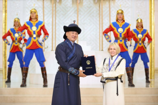 Монгол судлалыг хөгжүүлж байгаа эрхмүүдийг шагналаа