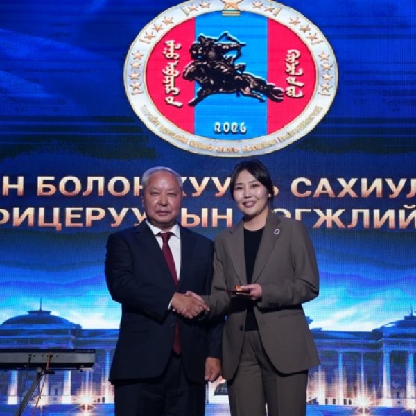 Ажил үйлсээрээ амжилт гарган ажиллаж буй залуу офицеруудыг шагнаж урамшуулав