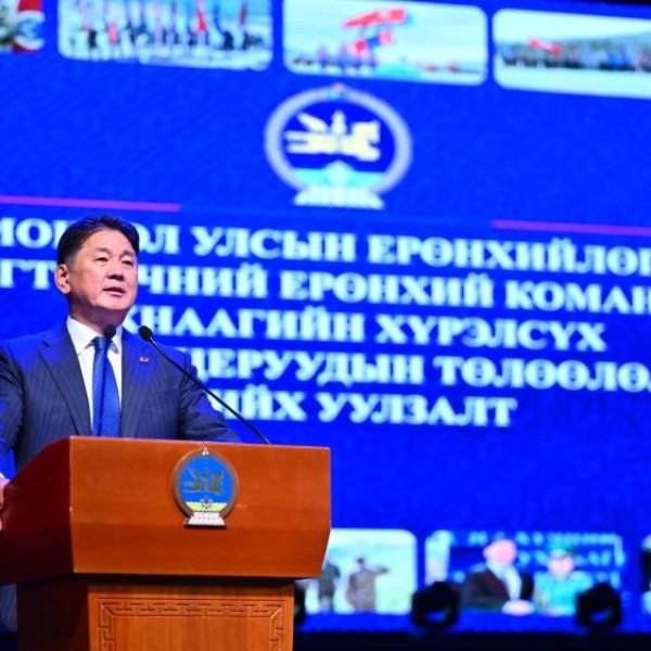 Ерөнхийлөгч У.Хүрэлсүх төрийн цэргийн болон хууль сахиулах байгууллагын залуу офицеруудтай уулзлаа