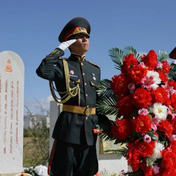Хэлмэгдэгсдийн гэрэлт хөшөө, суваргад цэцэг өргөж, хүндэтгэл үзүүлэв