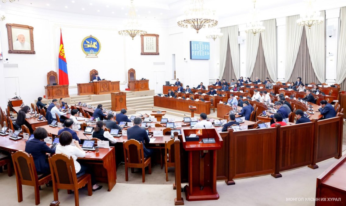Монгол Улсын 2027 оны төсвийн тухай хуулийн төслүүдийн нэг дэх, 2026 оны төсвийн тодотголтой хамт өргөн мэдүүлсэн хууль, тогтоолын төслүүдийн хэлэлцэх эсэх хэлэлцүүлгийг явуулав
