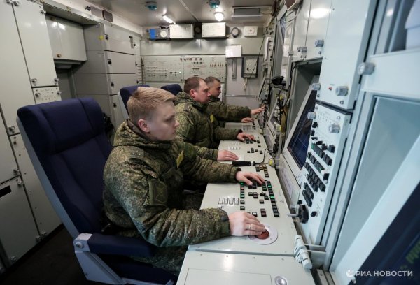 Долоон нисгэгчгүй агаарын тээврийн хэрэгслийг Севастополийн дээгүүр бууджээ