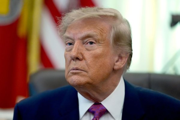 Трамп Путинтэй хийсэн яриаг агуу гэж нэрлэжээ