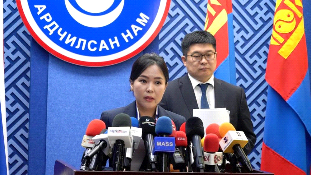 Монгол Улс «улбар шар хувьсгал»-ын босгон дээр байна уу?