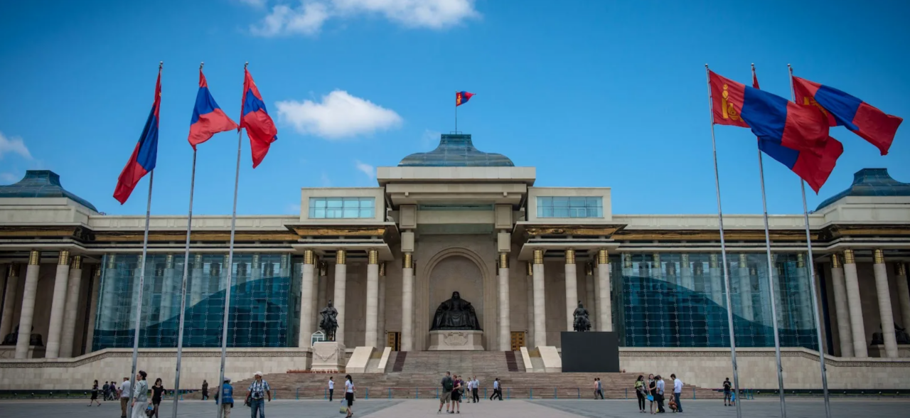 Монгол Улс «улбар шар хувьсгал»-ын босгон дээр байна уу?